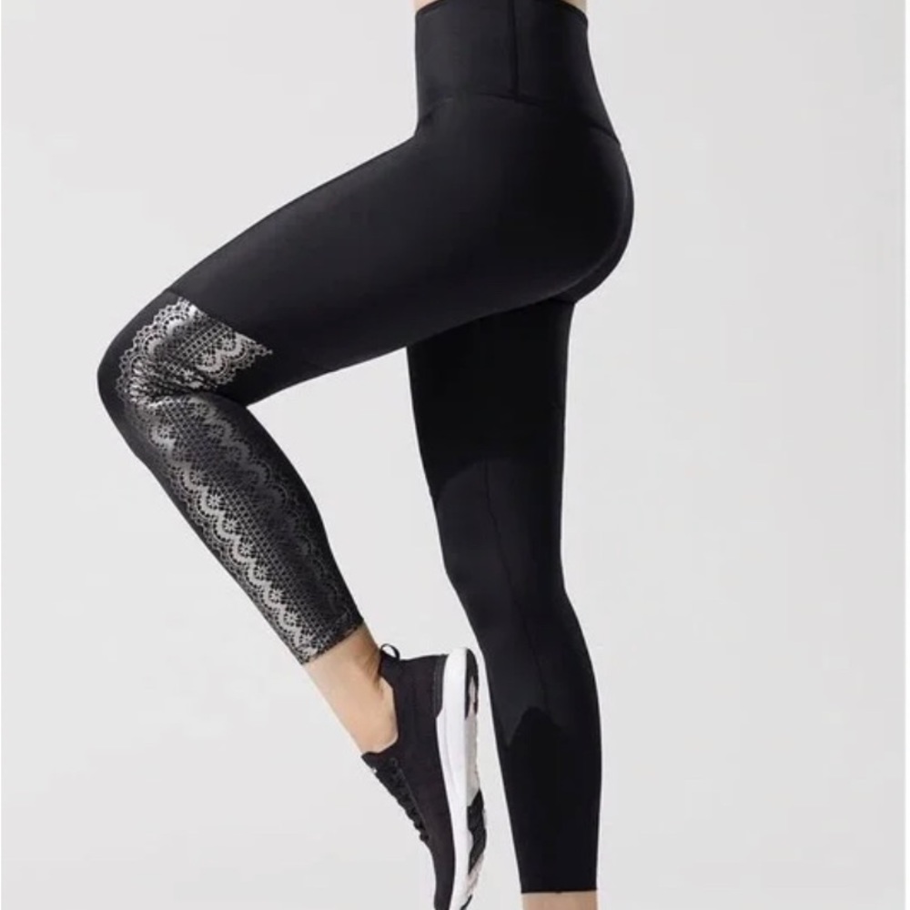 Beyond Yoga Black Silver Metallic Foil Design Leggings Size Medium